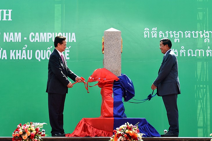 Vietnam, Cambodian Prime Ministers attend border marker inauguration ceremonies - ảnh 2